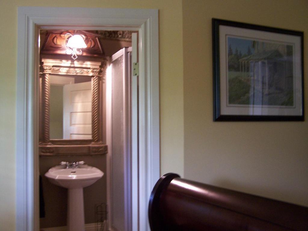 Creighton Manor Inn Bed & Breakfast Orillia Quarto foto